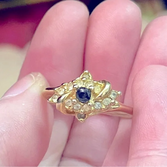 VTG Cottagecore Faux Sapphire Gold Tone Metal Costume Jewelry Size 7 3/4 Ring - Picture 1 of 8